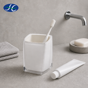Juego de siete piezas de accesorios de baño de acrílico blanco, estilo europeo, con dispensador de jabón, soporte para cepillos de dientes, vaso y tumbler con diseño de torsión. - Product Image 1