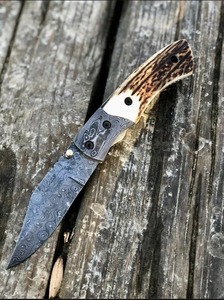 Cuchillo de caza de acero de Damasco con punta curva, mango de asta de ciervo y diseño de perilla para el pulgar - Product Image 3