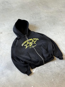 Sweat à capuche zippé court pour homme, personnalisé, style vintage délavé à l'acide, motif dessin animé, avec patch lettre en strass et clouté, coupe droite, en molleton 100% coton - Product Image 5