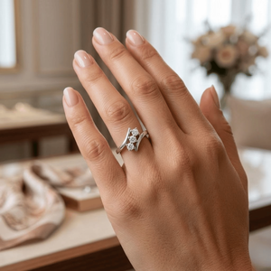 Anillo de Oro Blanco de 14K con Tres Diamantes para Mujer, Corte Redondo, Minimalista, para Boda, Compromiso, Aniversario, Regalo de Joyería - Product Image 1