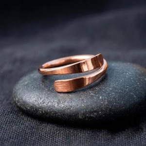 Bague en cuivre moderne, forme irrégulière, bijoux artisanaux en métal poli pour cadeau de mariage pour femmes - Product Image 3