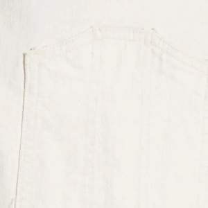 Mono largo de mezclilla de tiro medio con cuello, sin mangas, pierna de corte recto y bolsillos cuadrados en la parte delantera, blanco, tipo short. - Product Image 6