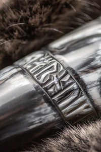 Corne à boire Fenrir Wolf avec support – Corne de buffle Viking sculptée à la main, cadeau de mythologie nordique pour lui - Product Image 3