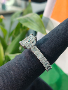 Anillo de Diamantes de Corte Radiante de Lujo en Oro Blanco con Piedras Laterales, Elegante Joya de Compromiso para Mujer, Diseño Fino Personalizado - Product Image 4