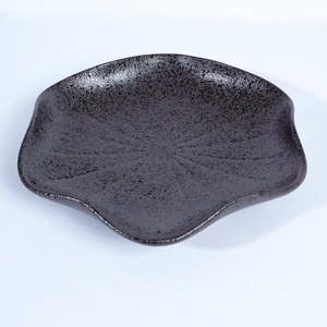 Plato Pequeño Negro de Cerámica Sólida con Diseño de Loto, Hecho a Mano, Estilo Japandi, No Tóxico, para Sushi, Aperitivos, Postres, Restaurante, Hotel, Cafetería - Product Image 2