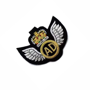 Parche 3D Ecológico Bordado Personalizado con Alas, Corona y Logotipo AD, Insignia de Tela Cosida, Forma Irregular, Patrón Circular - Product Image 3