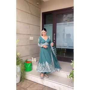 VESTIDO DE TRABAJO DE SECUENCIA DE BORDADO DE GEORGETTE A LA MODA CON DUPATTA SEA GREEN - Product Image 4