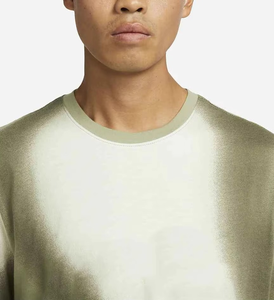 Camiseta de Hombre con Diseño Abstracto Degradado, Cuello Redondo, Manga Corta, Estilo Casual Urbano, Color Verde Oliva y Blanco - Product Image 4