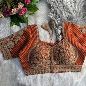 Blusa de Novia de Diseño Estilo Madhubala, Seda Italiana Pura, Trabajo de Bordado Jari Pesado, Blusa Acolchada Lista para Usar, Talla 40 42, Venta al Por Mayor - Product Image 4