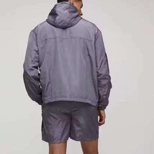 เสื้อแจ็คเก็ตกันลมมีฮู้ดสีเทาสำหรับผู้ชายพร้อมพิมพ์โลโก้ด้านหน้าสไตล์สตรีทแห้งเร็วสวมใส่ในฤดูใบไม้ร่วง - Product Image 2