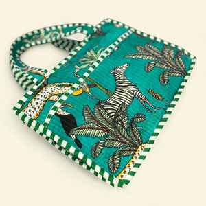 Sac fourre-tout de luxe en coton à imprimé jungle turquoise pour femme, avec fermeture éclair, poignée d'épaule et passepoil contrastant, sac maître de collection pour la plage et les stations balnéaires - Product Image 1
