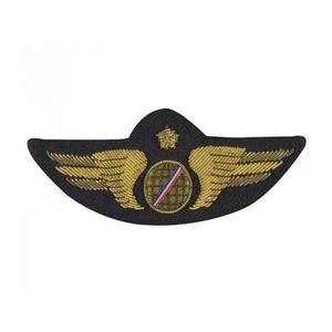 Parches de Moda Personalizados OEM y Emblemas para Blazers al por Mayor, Corona Dorada con Hojas y Guirnalda, Parche Bordado a Mano con Hilo Metálico - Product Image 3