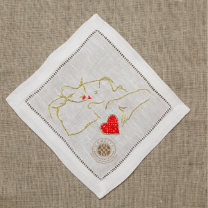 Serviette de cocktail brodée avec des détails raffinés, une élégance intemporelle, rehausse les dîners élégants. - Product Image 1