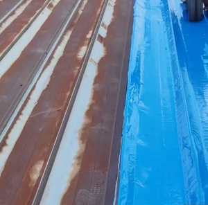 Rollo impermeable de techo de metal verde de 10cm x 10m disponible en material ecológico de 0,5-3mm para edificios industriales - Product Image 1