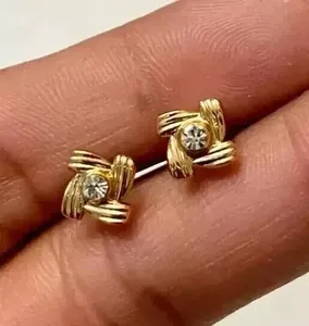 Pendientes de mujer con diamantes de imitación de corte redondo, chapados en oro amarillo de 14 quilates - Product Image 5