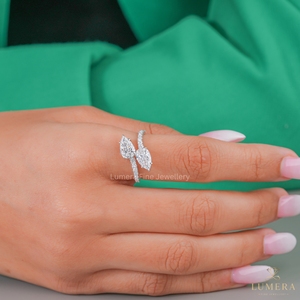 Anillo de compromiso con dos diamantes cultivados en laboratorio de 2.54 quilates en forma de pera, anillo de boda Toi Et Moi con pavé de diamantes de oriente a oeste para mujer, joyería fina. - Product Image 6