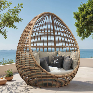 Chaise longue cocon d'extérieur haut de gamme en osier moderne avec des caractéristiques durables et écologiques, incluant des coussins pour patio et terrasse - Product Image 1