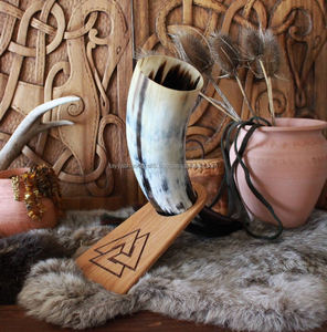 Cuernos para beber de la más alta calidad, cuerno vikingo natural con soporte de madera de la India - Product Image 1
