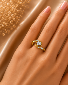 Anillo de compromiso romántico con diamante talla corazón en oro amarillo con halo y diamantes laterales para mujer, estilo romántico - Product Image 2