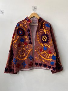 Chaqueta Bomber de Terciopelo Suzani Acolchada y Tejida a Mano |   Abrigo Boho Bordado con Detalle de Letras |   Ecológico, de Lujo y Étnico - Product Image 2