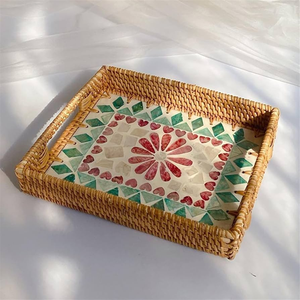 Plateau décoratif rectangulaire en rotin tressé à la main, avec une fleur rouge et un bord vert, base incrustée de mosaïque de nacre disponible. - Product Image 1