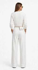 Conjunto de suéter de punto trenzado color blanco roto con cuello redondo y pantalones deportivos de pierna ancha para mujer - Product Image 4