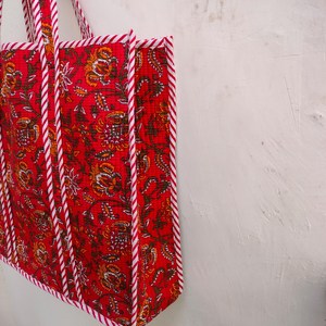 Bolso Tote Acolchado de Algodón Jaipuri con Cremallera, Estampado Floral Rojo Vibrante, Bolso de Hombro Hecho a Mano, Bolso de Compras con Estampado Indio - Product Image 2