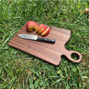 Planche à découper en bois avec bord naturel organique, accentuant une veine naturelle tourbillonnante audacieuse, idéale pour couper les légumes. - Product Image 4