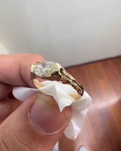 แหวนหมั้นเพชรรูปไข่สีเหลืองเพาะเลี้ยง 14 กะรัต 2.00 กะรัต ความสะอาดระดับ VVS-VS ดีไซน์แบบชาติพันธุ์ ขอบเพชรแบบ Bezel Setting รับรองโดย IGI - Product Image 6