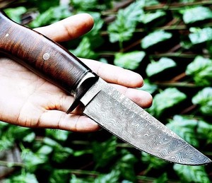 Cuchillo de caza hecho a mano con hoja de acero de Damasco, mango de madera y funda de cuero. Compatible con ODM. - Product Image 4