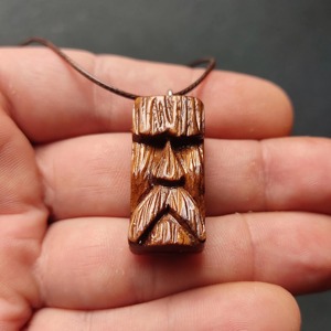 Collar con Colgante Tiki de Madera, Tallado a Mano, Acabado Natural, Joyería Artesanal de Madera Marrón - Product Image 6