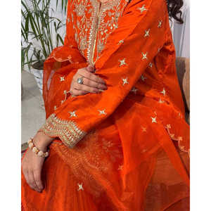 ชุดราตรีดีไซน์เนอร์ชุดปาร์ตี้สวมด้านบนมีก้นและ dupatta - Product Image 1