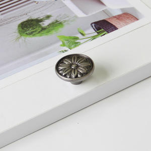 Precio al por mayor: Tiradores de gabinete de aleación de zinc con diseño floral vintage, herrajes de pomo de cajón en plata envejecida para cocina, baño y armario. - Product Image 4