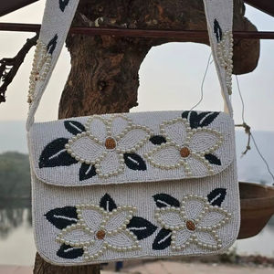 Sacs Potli en satin de coton brodés à la main en Inde, multicolores, avec cordon de serrage, pour cadeaux de mariage, cadeaux de fête, sacs de remerciement Shagun - Product Image 1