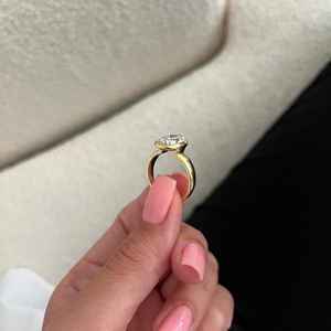 Bague sertie de moissanite taille poire en or jaune 14 carats |   Bague de fiançailles solitaire en forme de larme |   Bijoux fins modernes pour femmes - Product Image 2