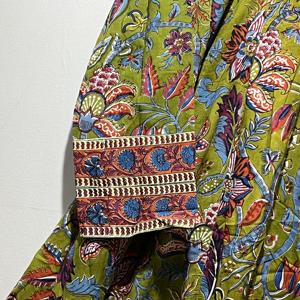 ชุดเดรสผ้าฝ้ายสีเขียวรักษ์โลกสำหรับผู้หญิง คอวี แขนทรงระฆัง แต่งลายชาติพันธุ์ เอวธรรมชาติ ฟรีไซส์ คุรติ - Product Image 4