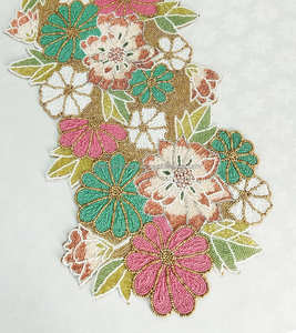 Chemin de table perlé fait main fleurs roses - Product Image 2