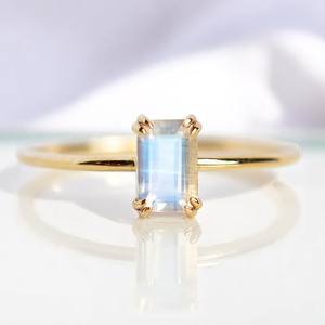 Anillo de Plata de Ley 925 con Piedra de Luna Arcoíris en Corte Baguette |   Anillo Minimalista Liso para Mujer - Product Image 1