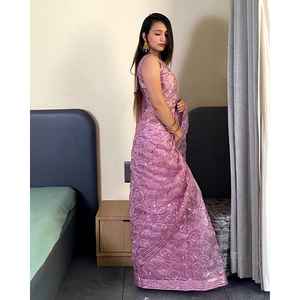 Sari en soie de créateur avec bordure en dentelle brodée et châle en Zari Dori - Product Image 5