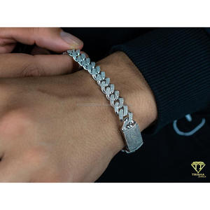 Pulsera Cubana Totalmente Cubierta de Diamantes con Brillantes Moissanites y un Atractivo de Moda Urbana de Lujo - Product Image 4