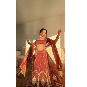 Conjunto Tradicional Indio de Lehenga Choli de Seda Krishma con Bordado de Hilos y Lentejuelas y Dupatta a Juego para Festivales - Product Image 1
