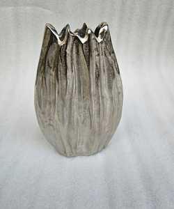 Vase de table moderne en aluminium moulé à la main, design texturé rustique, couleurs et formes personnalisables, pièce d'art décorative AH - Product Image 4