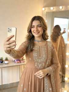Tenue de mariage traditionnelle beige en georgette avec broderie et sequins, robe et pantalon, et dupatta brodée et ornée de dentelle, longueur ras du sol - Product Image 1