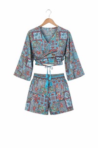 Fabricante de Conjuntos de Top y Pantalones Cortos Estampados Florales de Poliéster para Mujer - Product Image 2