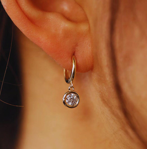 Pendientes de aro colgantes con diamantes cultivados en laboratorio de corte redondo de 2 quilates, con engaste de bisel, de oro blanco macizo de 14k para mujer. - Product Image 3