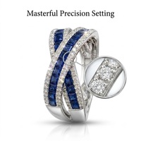 Bague en or 18 carats avec saphir bleu taille princesse moderne, style mosaïque croisée, bijoux formels et professionnels pour la vente en gros