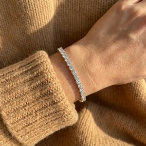 Pulsera de tenis de moissanita VVS personalizada en plata de ley 925 para mujer con diseño clásico de una sola fila y engaste de puntas - Product Image 1