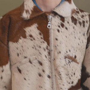 Veste en cuir véritable de vache à poils, texture naturelle authentique, matière souple et tannée, confortable, chaude, vêtement d'extérieur tendance - Product Image 3