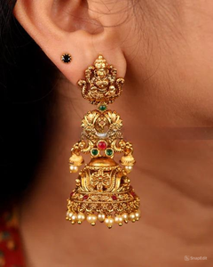 Boucles d'oreilles Jhumka plaquées or, bijoux traditionnels indiens de temple, avec déesses Lakshmi et gouttes de perles, pour tenue de mariée - Product Image 5