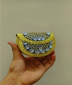 Mini bolso de mano Kundan de latón dorado para uso nocturno con diamantes y cierre de hebilla DE F S INTERNATIONAL - Product Image 4